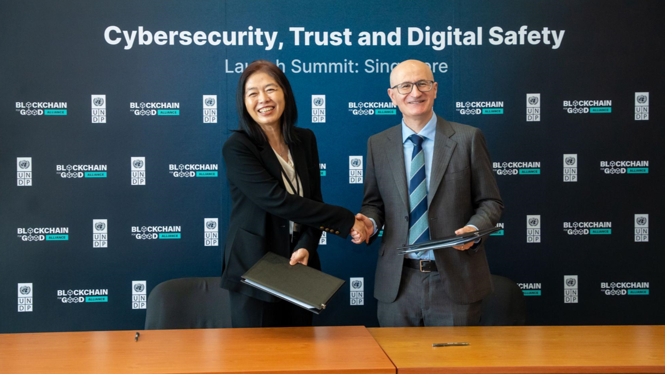 Helen Liu, Founder of BGA at the Cybersecurity, and Edward Vrkić, UNDP’s Resident Representative to Malaysia, Singapore and Brunei Darussalam, handshaking after signing the agreement,